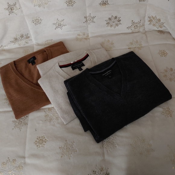 Set of 3 v-neck sweaters. - Picture 2 of 8